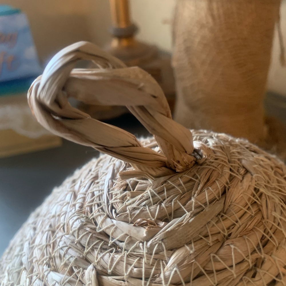 Home Accents, HANDWOVEN Bee hive inspired, Bee skep-shaped straw basket. - Picture 4 of 10